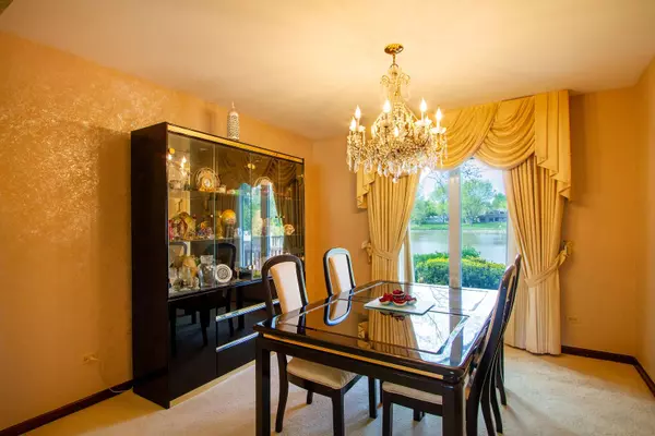 574 Sandpebble DR, Schaumburg, IL 60193