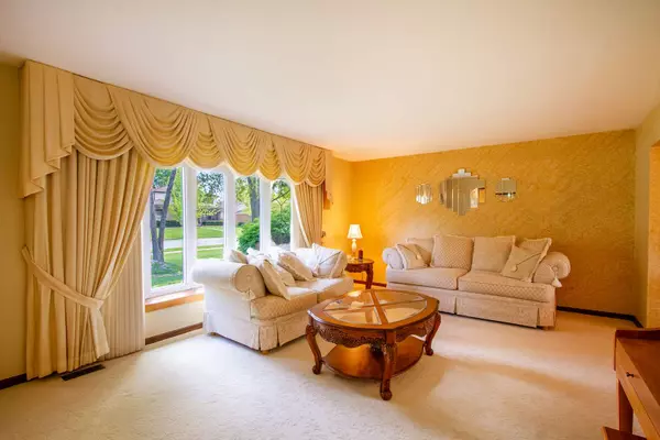 574 Sandpebble DR, Schaumburg, IL 60193