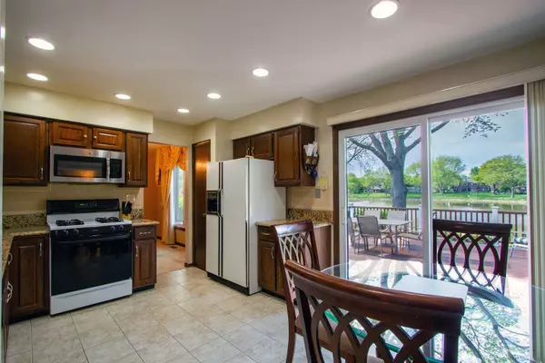 574 Sandpebble DR, Schaumburg, IL 60193