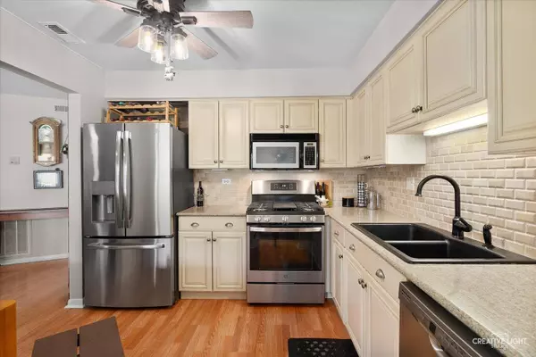 1703 LAKECLIFFE DR #D, Wheaton, IL 60189