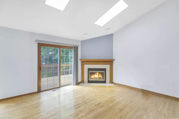 924 Millcreek CIR, Elgin, IL 60123