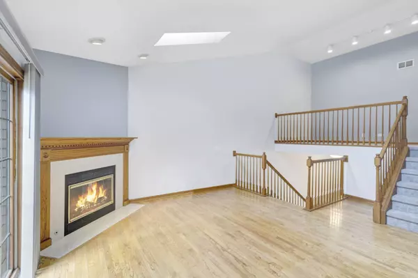 924 Millcreek CIR, Elgin, IL 60123