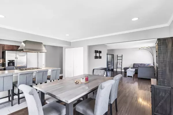 1004 Oak Ridge DR, Streamwood, IL 60107