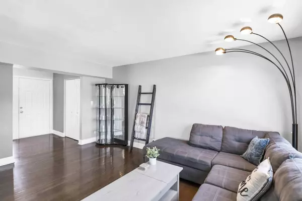 1004 Oak Ridge DR, Streamwood, IL 60107