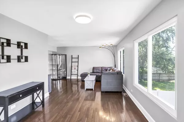 1004 Oak Ridge DR, Streamwood, IL 60107