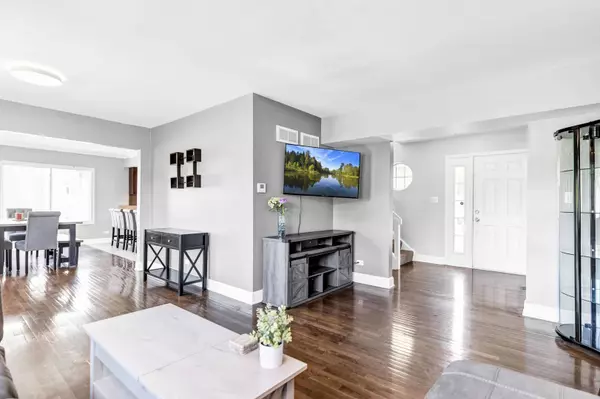 1004 Oak Ridge DR, Streamwood, IL 60107