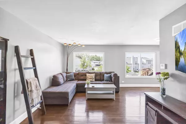 1004 Oak Ridge DR, Streamwood, IL 60107