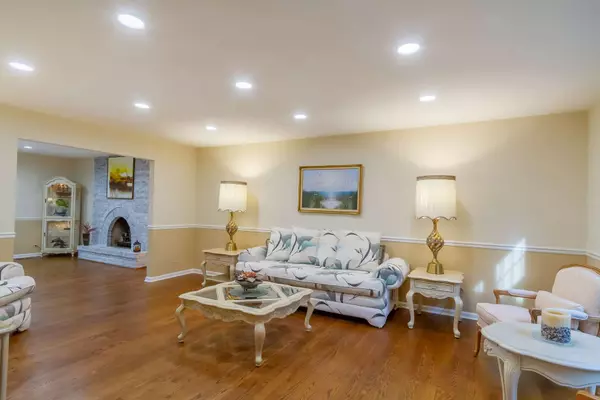 1304 W Whytecliff RD, Palatine, IL 60067