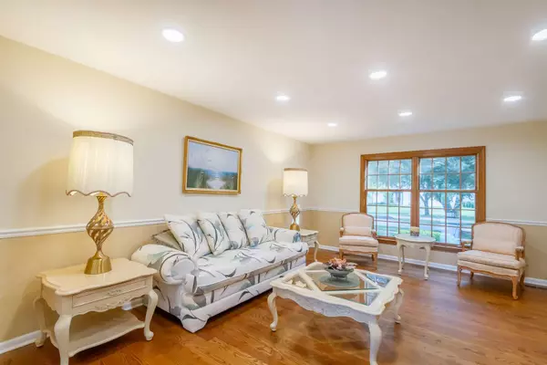 1304 W Whytecliff RD, Palatine, IL 60067