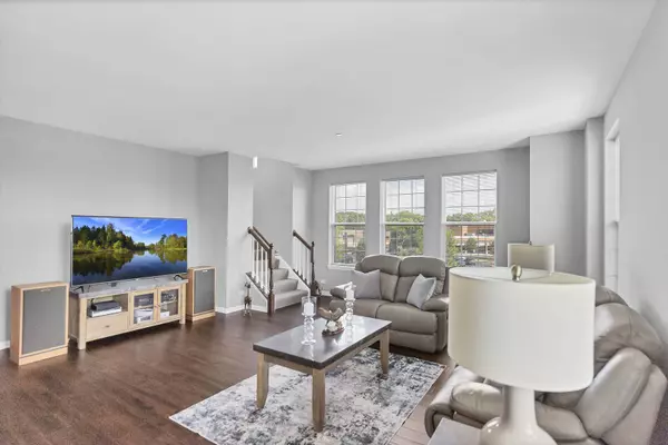 7 Bethel LN, Schaumburg, IL 60194