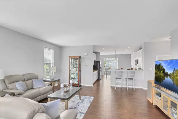 7 Bethel LN, Schaumburg, IL 60194