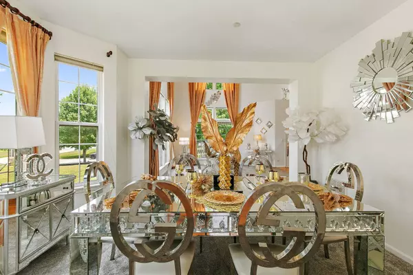 1285 Mallard LN, Hoffman Estates, IL 60192