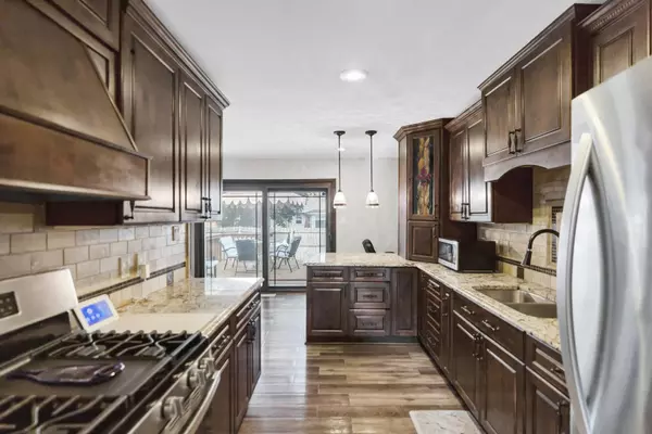 7 Walnut DR, North Aurora, IL 60542