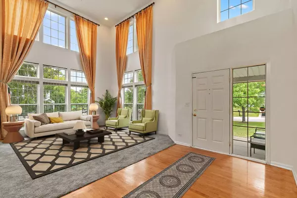 1285 Mallard LN, Hoffman Estates, IL 60192