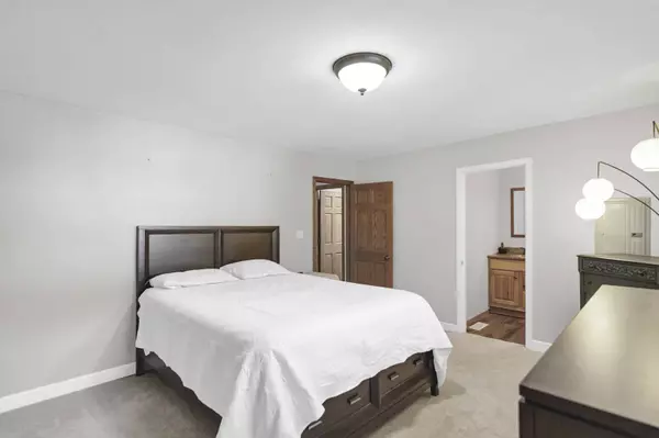 7 Walnut DR, North Aurora, IL 60542