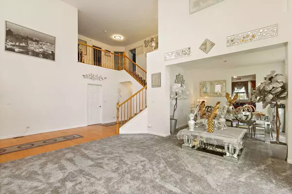 1285 Mallard LN, Hoffman Estates, IL 60192