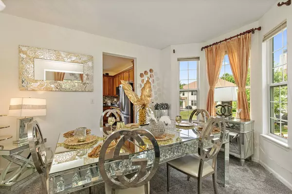 1285 Mallard LN, Hoffman Estates, IL 60192