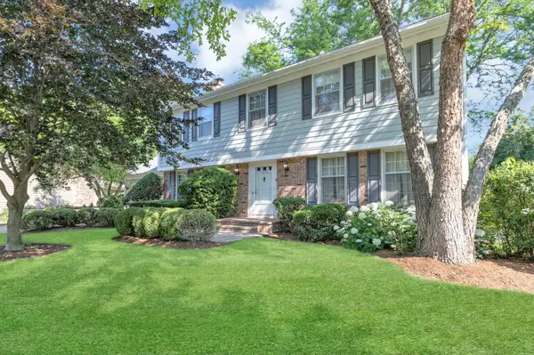 1016 Charleston DR, St. Charles, IL 60174