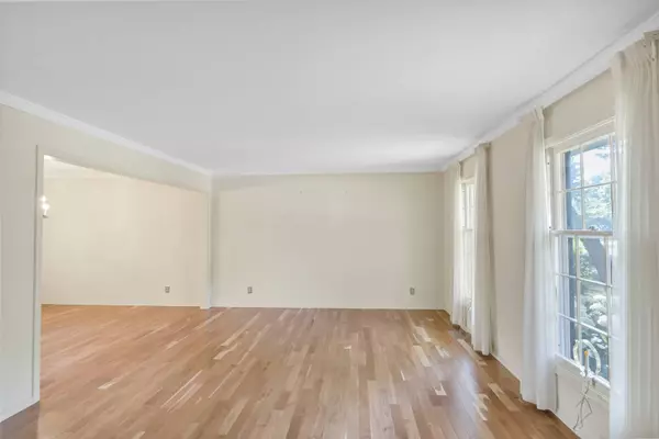 1016 Charleston DR, St. Charles, IL 60174