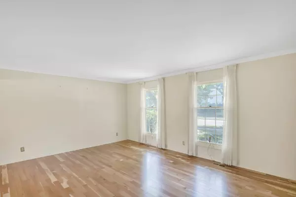 1016 Charleston DR, St. Charles, IL 60174