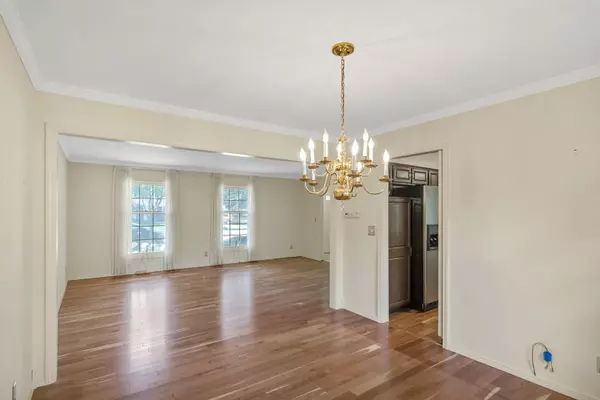 1016 Charleston DR, St. Charles, IL 60174