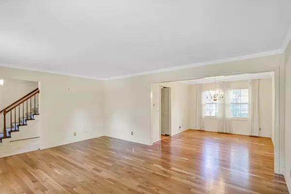 1016 Charleston DR, St. Charles, IL 60174