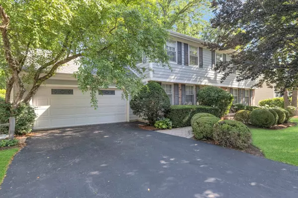 1016 Charleston DR, St. Charles, IL 60174