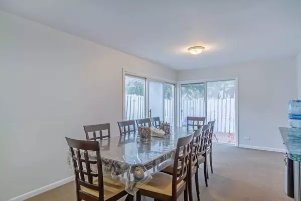 2S616 Linden SQ, Warrenville, IL 60555