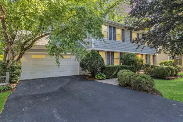 1016 Charleston DR, St. Charles, IL 60174