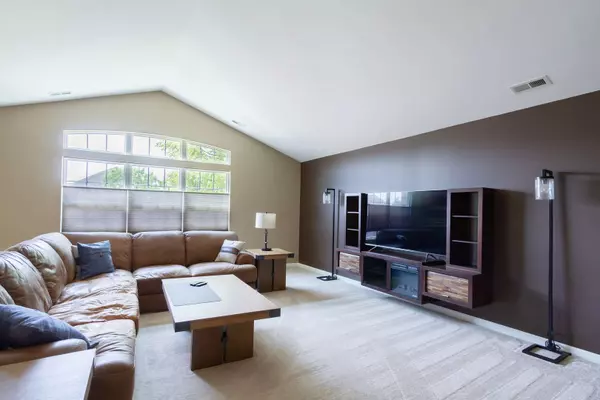 2746 Acorn CT #2746, West Dundee, IL 60118