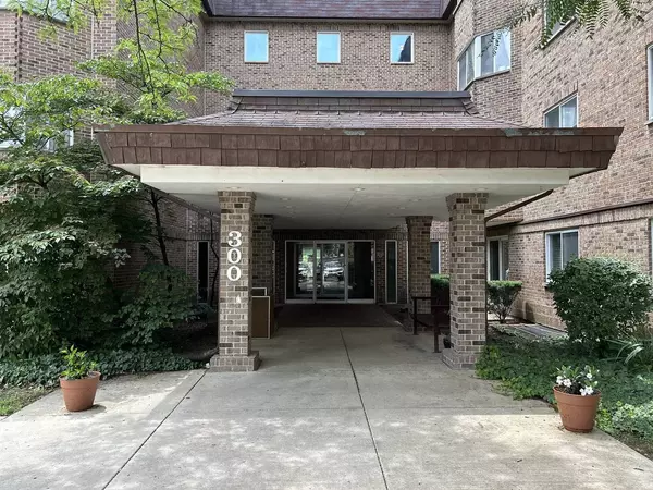 300 S Roselle RD #207, Schaumburg, IL 60193