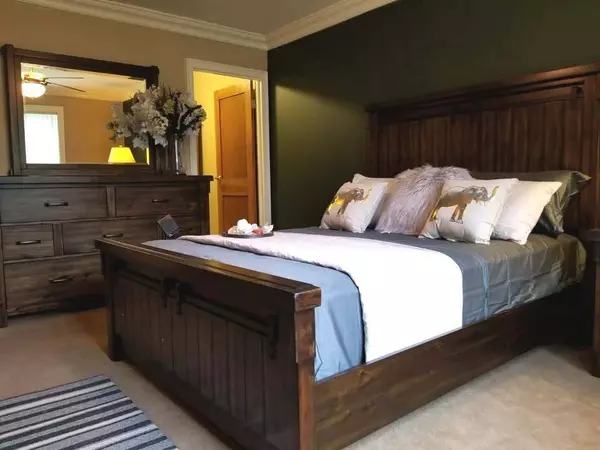 300 S Roselle RD #207, Schaumburg, IL 60193