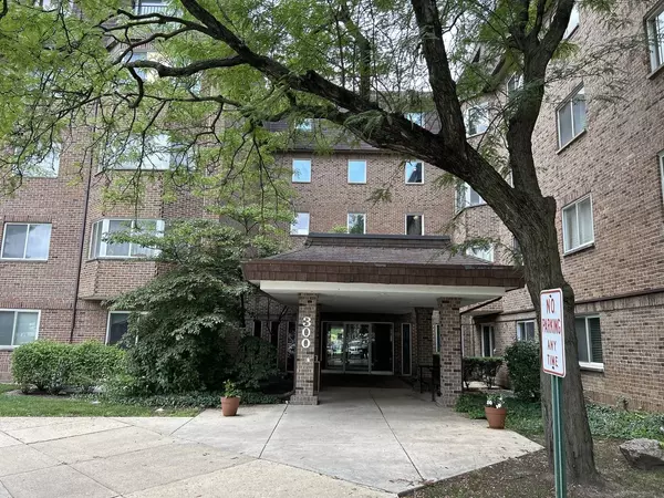 300 S Roselle RD #207, Schaumburg, IL 60193