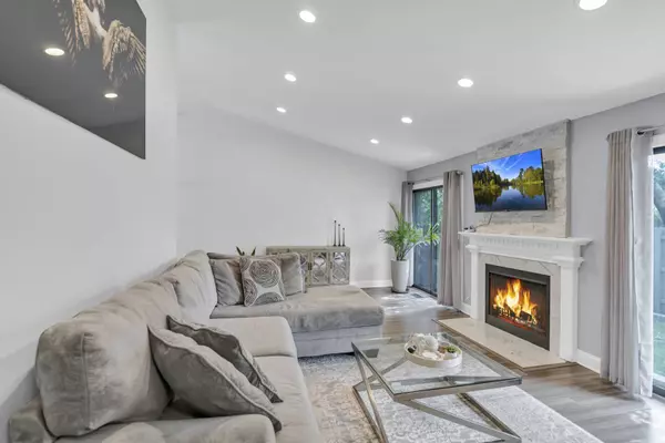 755 N Woodfield TRL, Roselle, IL 60172