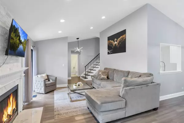 755 N Woodfield TRL, Roselle, IL 60172