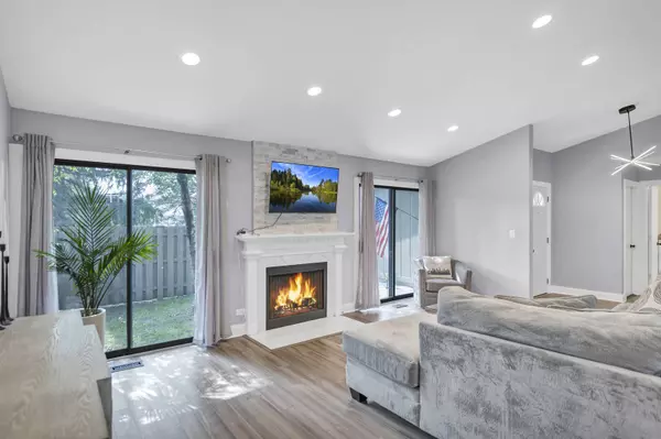 755 N Woodfield TRL, Roselle, IL 60172