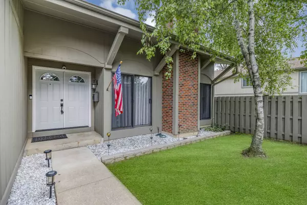 755 N Woodfield TRL, Roselle, IL 60172