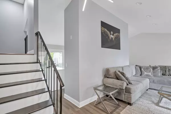 755 N Woodfield TRL, Roselle, IL 60172