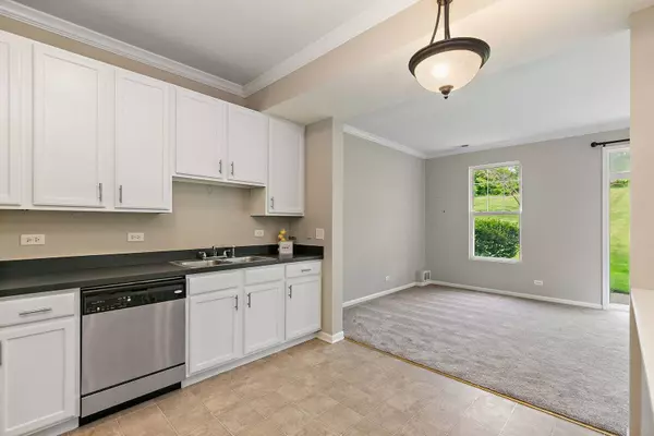 2284 Flagstone LN, Carpentersville, IL 60110