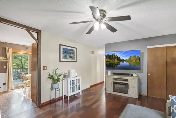 1060 Mark ST, South Elgin, IL 60177