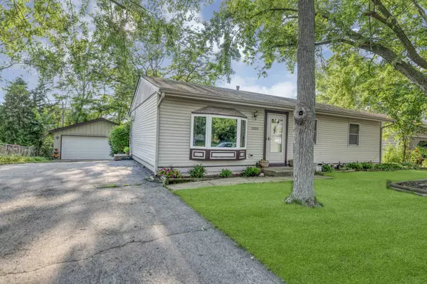 1060 Mark ST, South Elgin, IL 60177