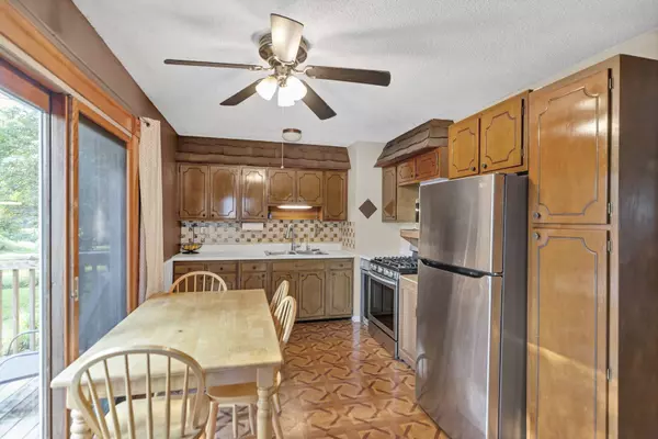 1060 Mark ST, South Elgin, IL 60177