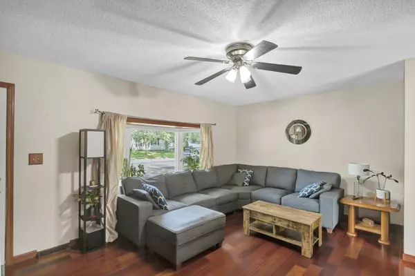 1060 Mark ST, South Elgin, IL 60177