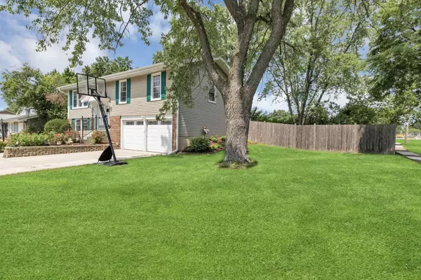 1250 Campbell LN, Hoffman Estates, IL 60169