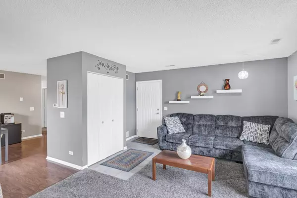 1025 Manchester CT #1025, South Elgin, IL 60177