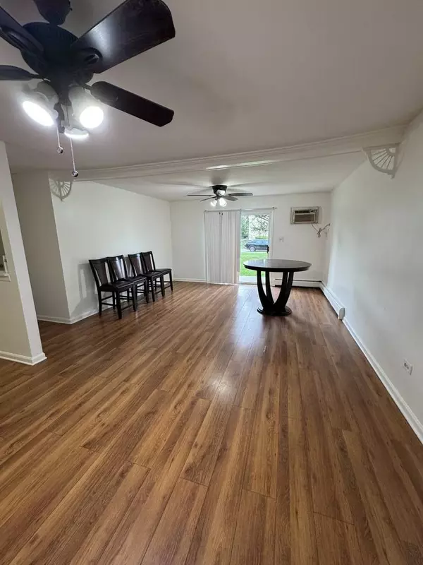 143 W ELK TRL #143, Carol Stream, IL 60188