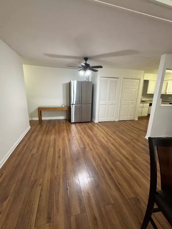 143 W ELK TRL #143, Carol Stream, IL 60188