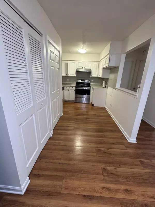 143 W ELK TRL #143, Carol Stream, IL 60188