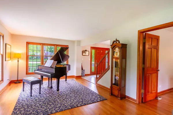 215 Hilltop LN, Sleepy Hollow, IL 60118