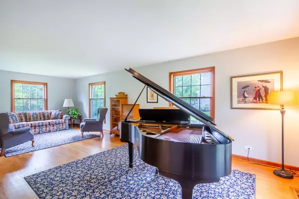 215 Hilltop LN, Sleepy Hollow, IL 60118